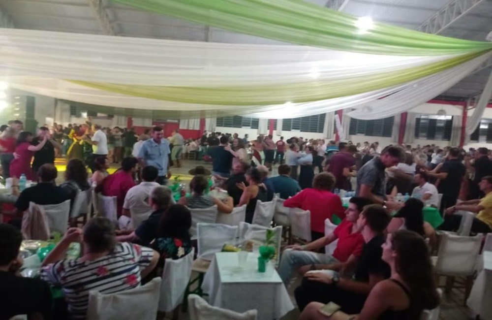 Ir para  <p>Foi realizada, na noite do &uacute;ltimo s&aacute;bado (26/01), mais uma edi&ccedil;&atilde;o do tradicional Baile da Erva-Mate, no centro de eventos de &Aacute;urea. O evento, promovido anualmente, tem como objetivo...